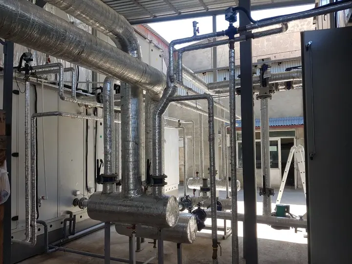 Hydronic manifold & insulated piping